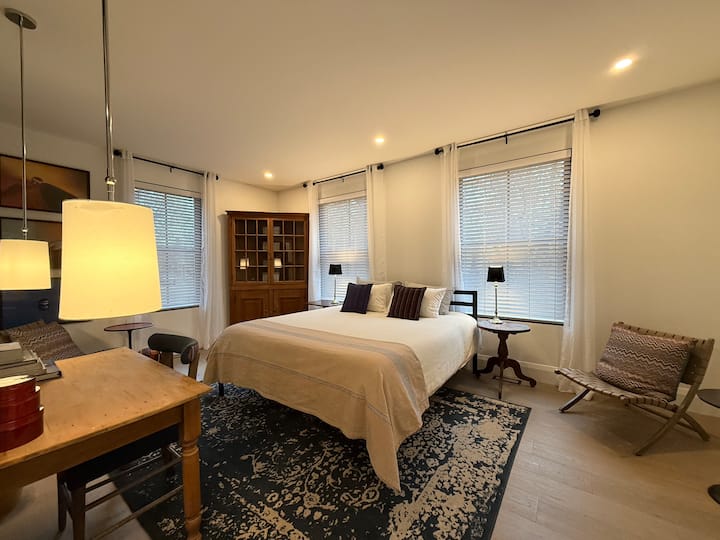 1st Floor Ensuite Bedroom Near Downtown Kingston - Kingston