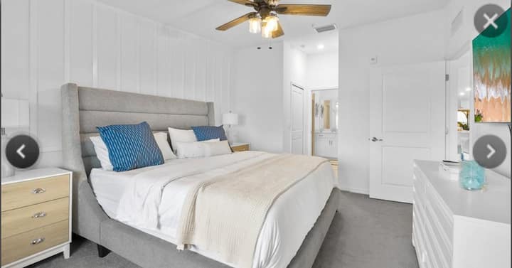 Chumba cha kulala cha kiwango cha juu kilicho na kitanda aina ya king na bafu la chumbani. Televisheni chumbani tayari kutazama sinema na vipindi vya televisheni.