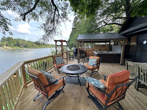 THE RIVER HOUSE
Water front!
Hot Tub,Sauna!