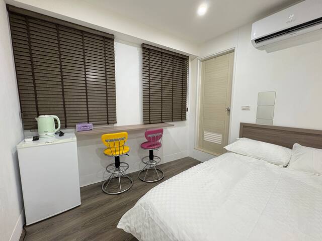 Taipei 台北西門町5-8人三房/MRT Ximen 5分鐘/電梯 gallery image 4