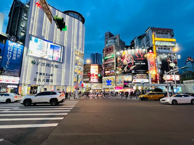 Taipei 台北西門町5-8人三房/MRT Ximen 5分鐘/電梯