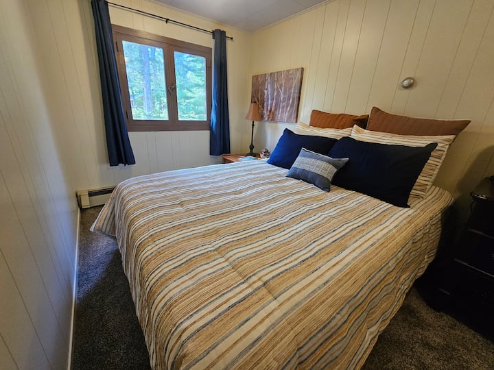 Kitanda cha malkia chenye starehe 