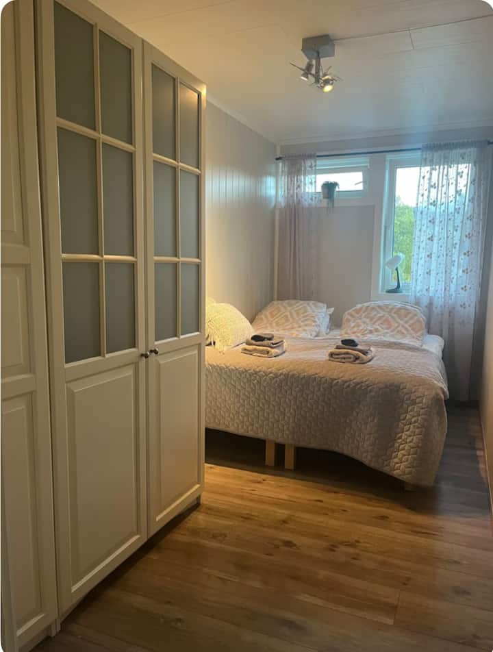 כאן אפשר לבקש מיטה זוגית כפי שמוצג בתמונה או 2 מיטות יחיד (ראו תמונות אחרות). לשני הפתרונות יש אפשרות למזרן על הרצפה בנוסף. 