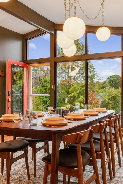 Hot Tub, 10 min to Bulleit