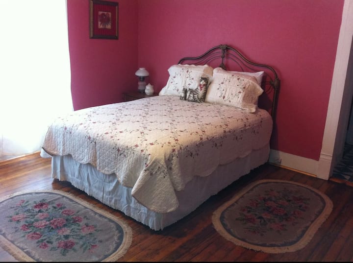 Удобниот, квалитетен душек и мебел обезбедуваат добар ноќен сон во апартманот „Брукс“.