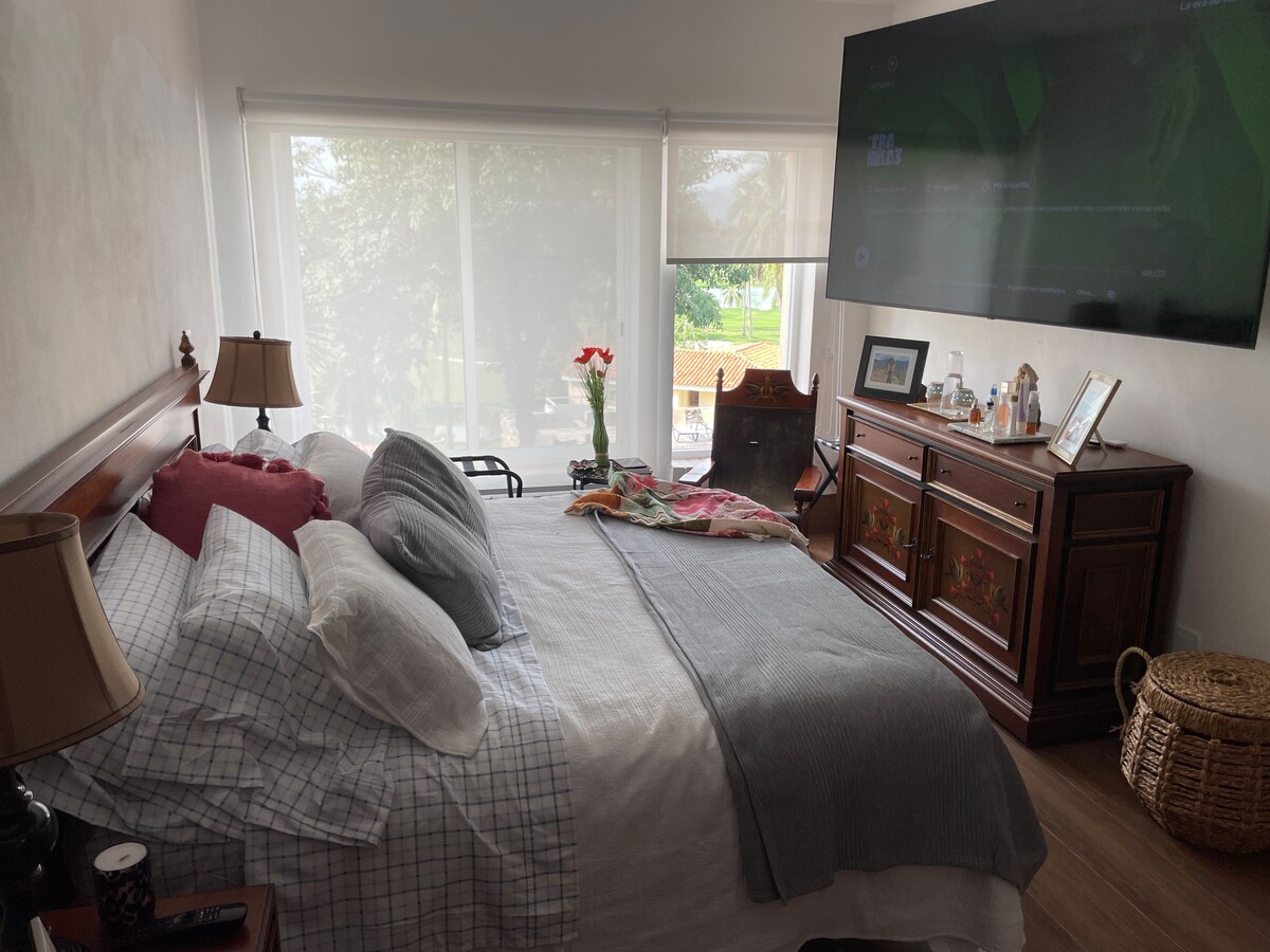 Dhomë gjumi kryesore me krevat dopio "king" dhe televizor 70 inç. 