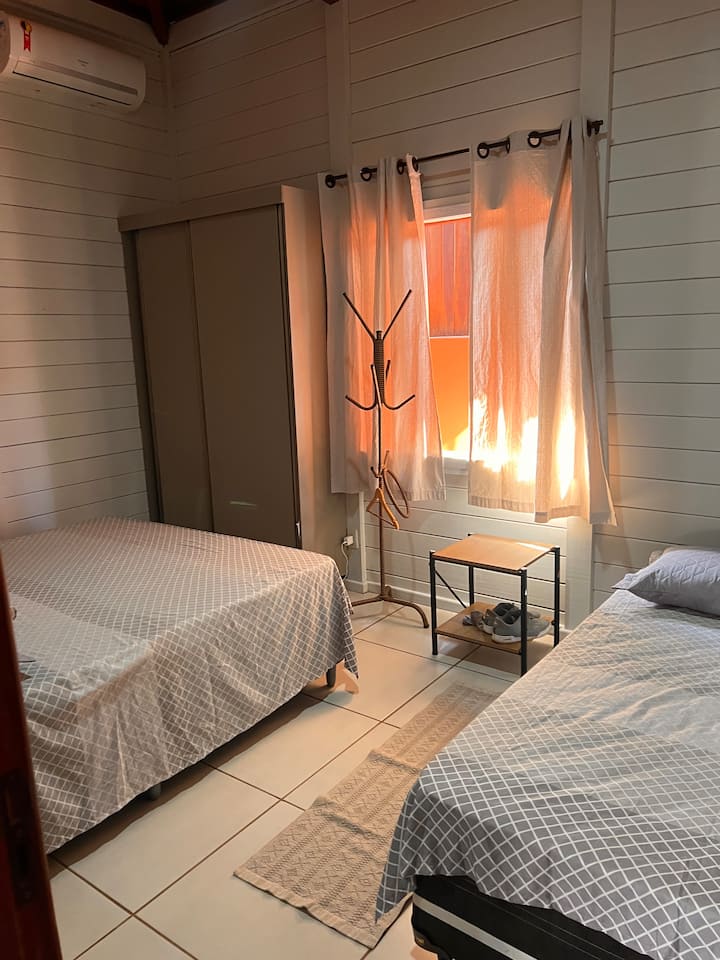 Chambre 1 / suite 
Un lit double et 1 lit jumeau 
Climatisation 
