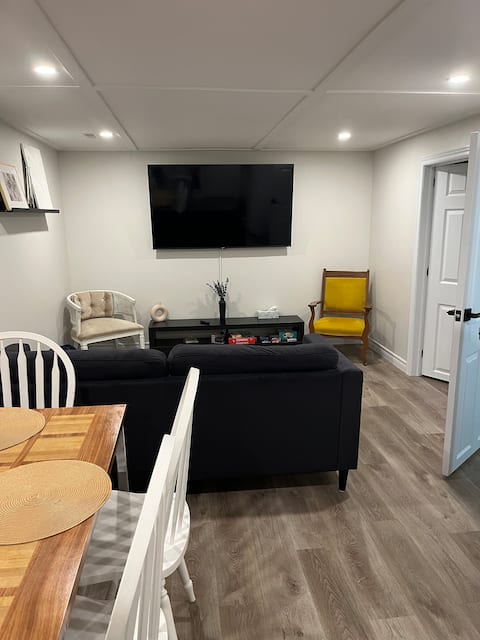 Successful Airbnb property: Cozy & Clean South End 2 bdrm Apt in Peterborough