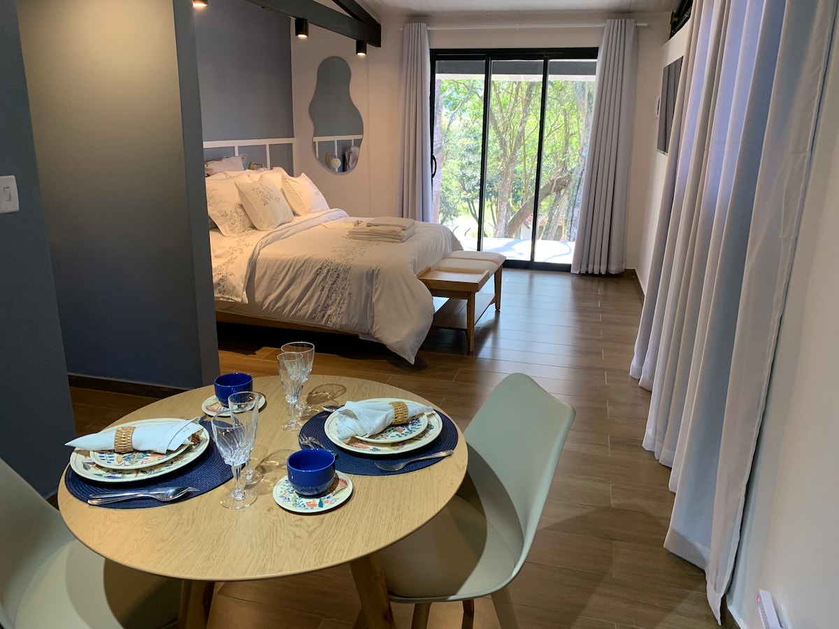 Airbnb em destaque: Bungalow 1 in the heart of Wine Route + air conditioning + lake view em São Roque