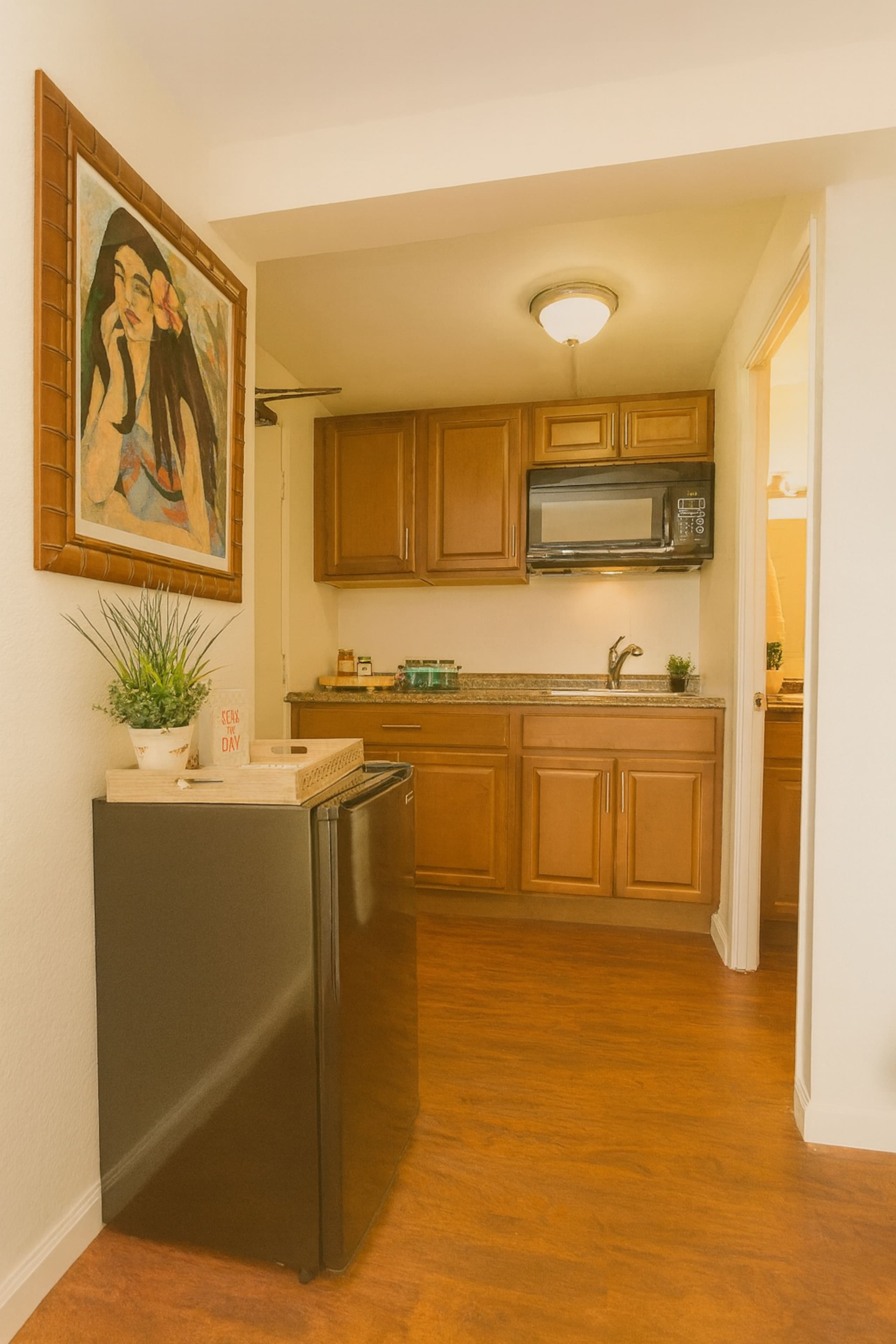 Cozy Waikiki Studio · Walk to Beach · City View - Image 6