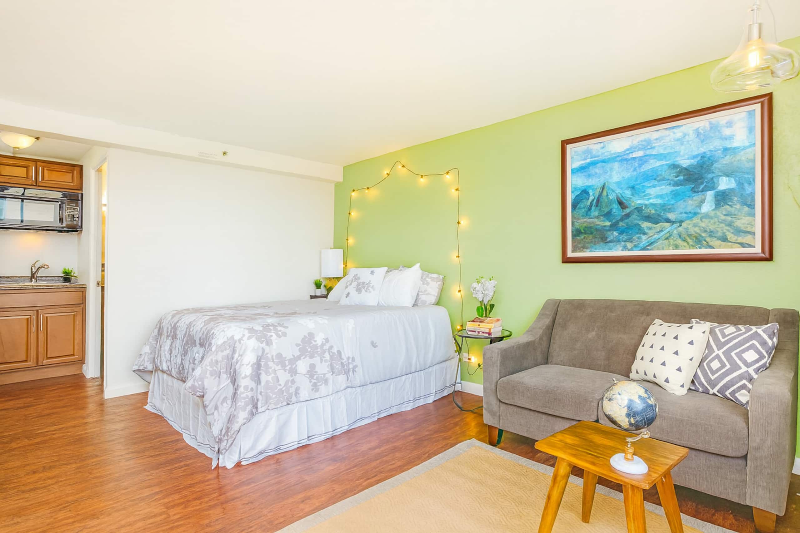 Cozy Waikiki Studio · Walk to Beach · City View - Image 7