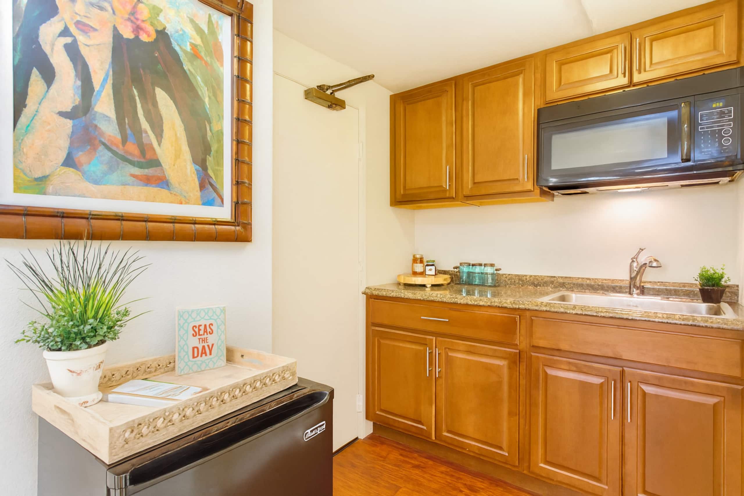 Cozy Waikiki Studio · Walk to Beach · City View - Image 5