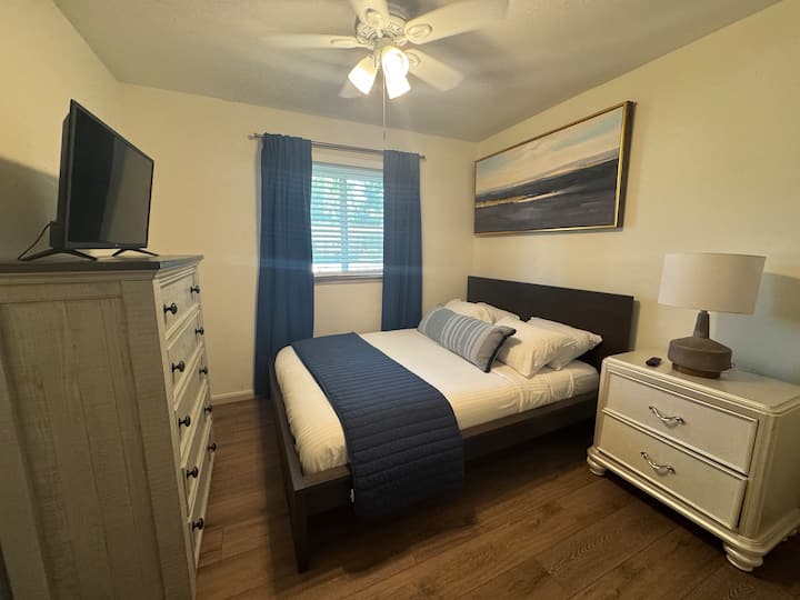 Cama tamaño queen, TV de 32 pulgadas, vestidor, espacio en el armario, ventilador y cortinas opacas para una estancia cómoda y tranquila.