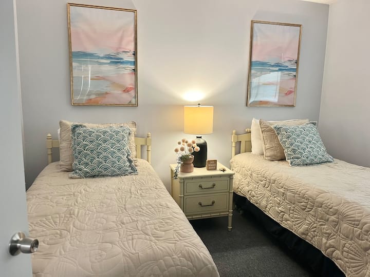 Spálňa 2 zahŕňa dve samostatné postele s výhľadom na nádvorie, palmy a záliv cez ulicu. 