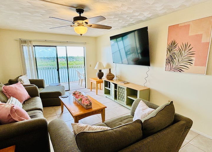 Obývacia izba ponúka upokojujúci výhľad na vodnú cestu Intracoastal z každého pohodlného miesta vo vnútri. 