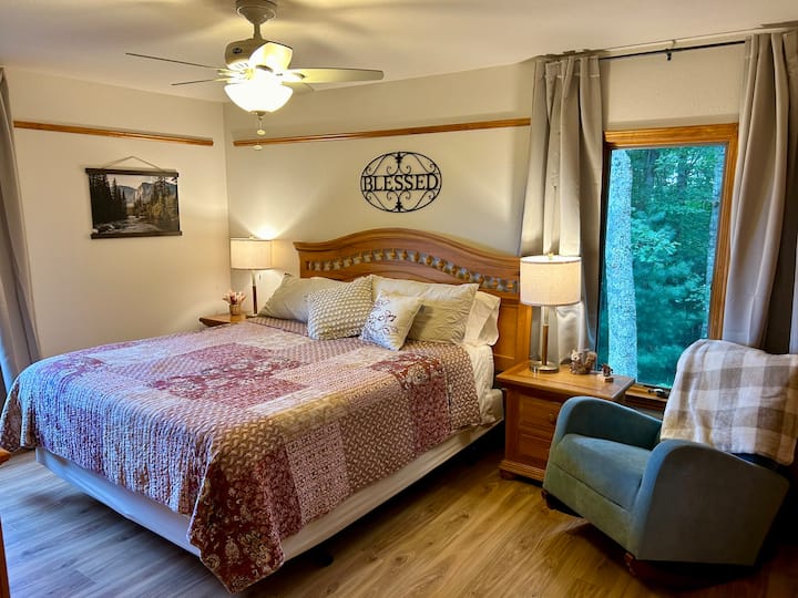 חדר שינה ראשי עם מיטת קינג סייז, כיסא נדנדה, מקום לאחסון בגדים, מקום ל-Pack-N-Play או שאתם יכולים להגדיר את השולחן והכיסא עבור מרחב עבודה שניתן למצוא בארון.