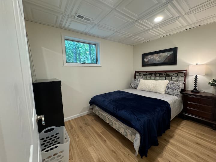 מיטת קווין סייז עם וילונות להחשכת החדר שאינם מוצגים כאן.