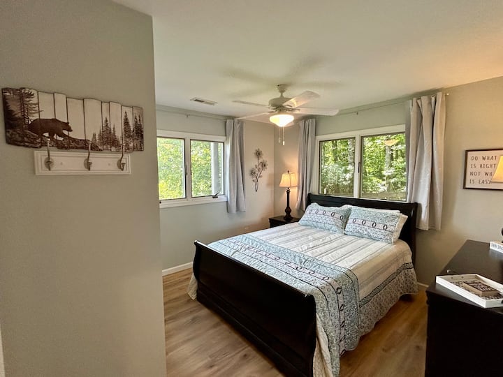 חדר שינה עם מיטת קווין סייז, ארון וחדר אחסון בגדים