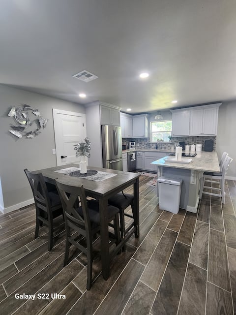 "Urban Oasis: Chic Retreat"