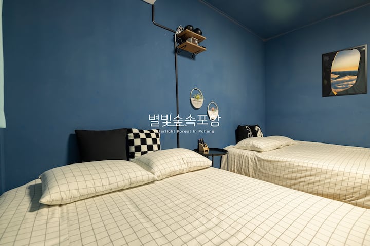 ■ Habitación3: 4 personas
Cama tamaño queen con 2 camas tamaño queen
Proyector de vigas, iluminación, mesa auxiliar