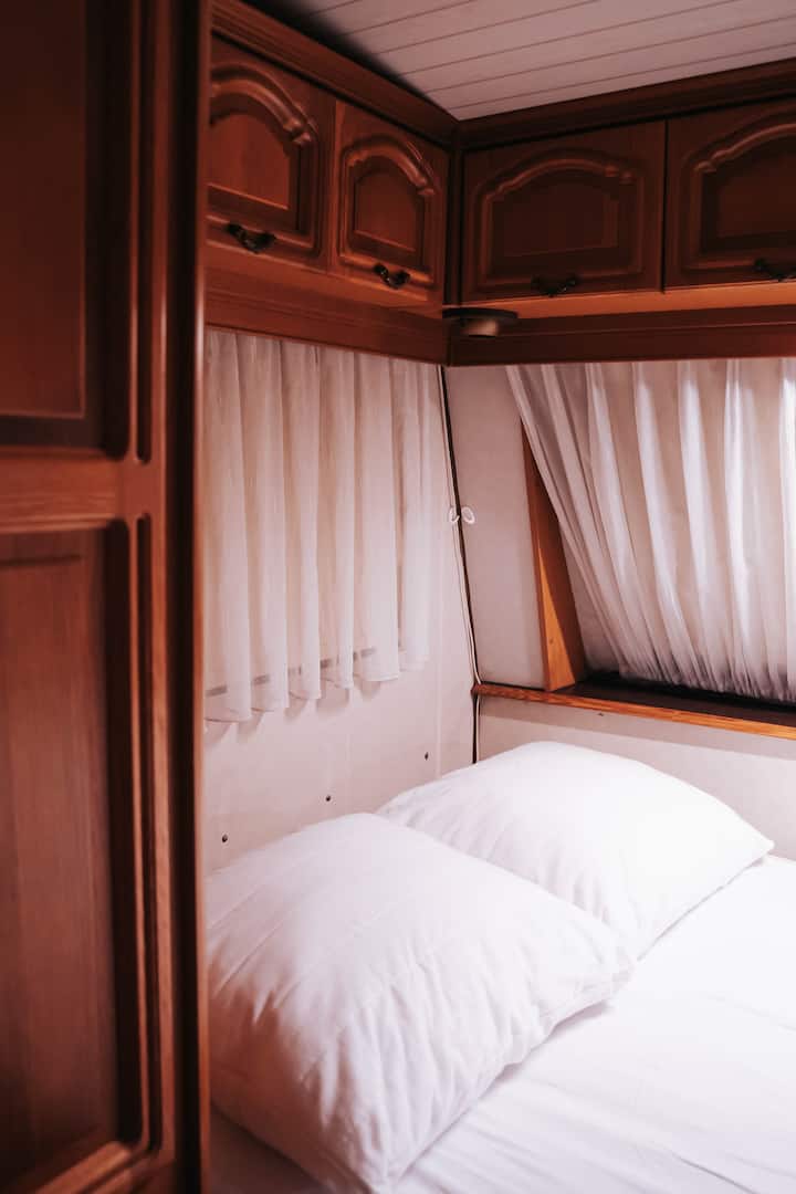 საწოლი ორ პირისთვის ავტოფურგონში (დაკრული)