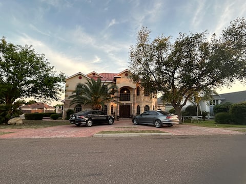 Sleeps10|UpstairsBar|GameRoom| Casino|BIGGEST HOME