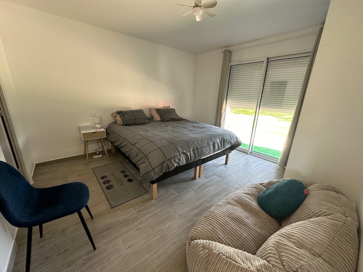 Suite parentale avec salle de bain privée , douche italienne ,lavabo double vasque , et toilettes suspendu 
Lit King Size 180x 200 cm
