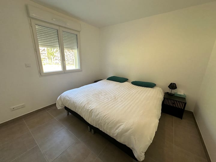  Chambre avec un lit Queen size 160x200cm avec fenêtre et volet roulant électrique, placard intégré, rangements, chauffage au sol réglable avec thermostat 