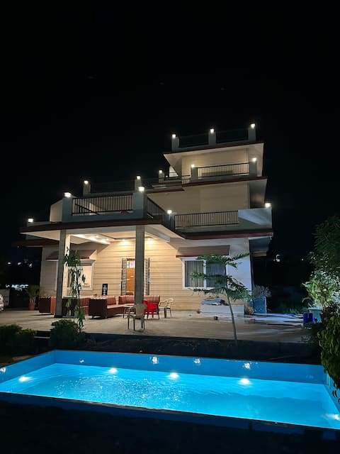 Grand 6BR Estate with Expansive lawns & Amenities