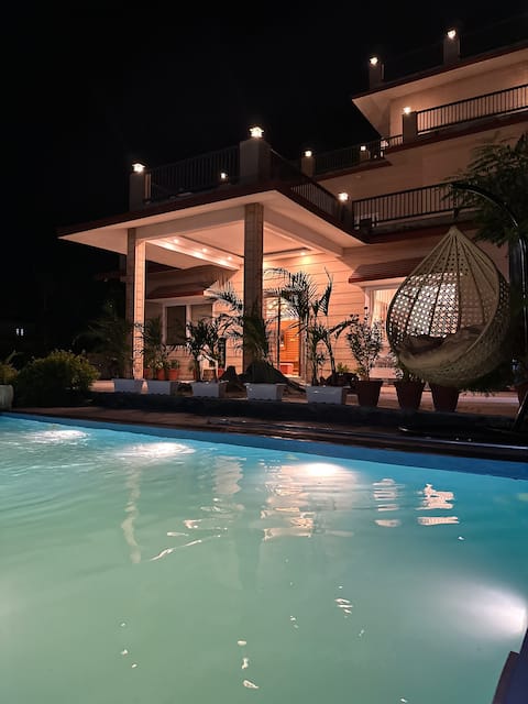 Grand 6BR Estate with Expansive lawns & Amenities