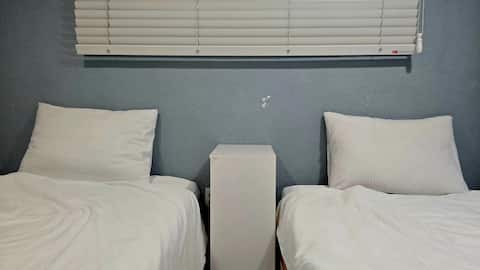 Get off the airport bus and walk for 3 minutes. Elevator. 3rd floor above ground. Luggage storage. W
