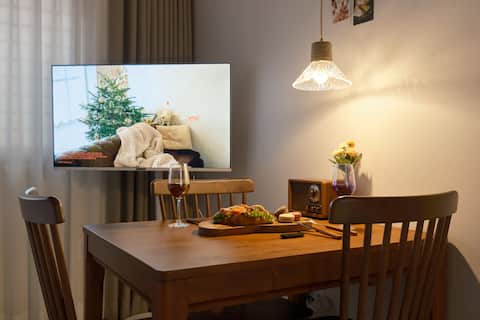 2 Hongik University Station Walkable Luggage Storage Atmosphere Cafe Yeonnam-dong Convenient Transpo