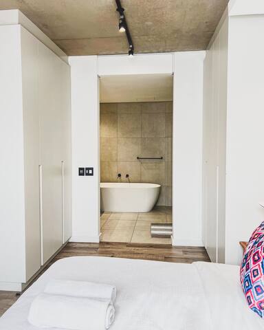 Amira @ De Waterkant gallery image 4