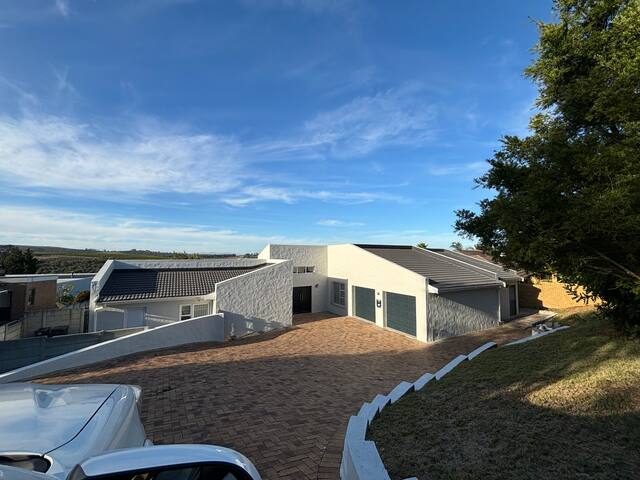 Newly renovated house with vineyard views. gallery image 2