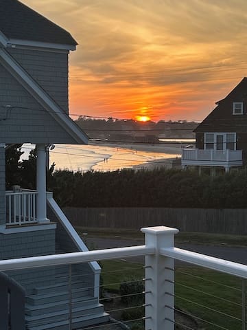 “Surfside” 4B/2.5Ba Modern House Steps to Beach