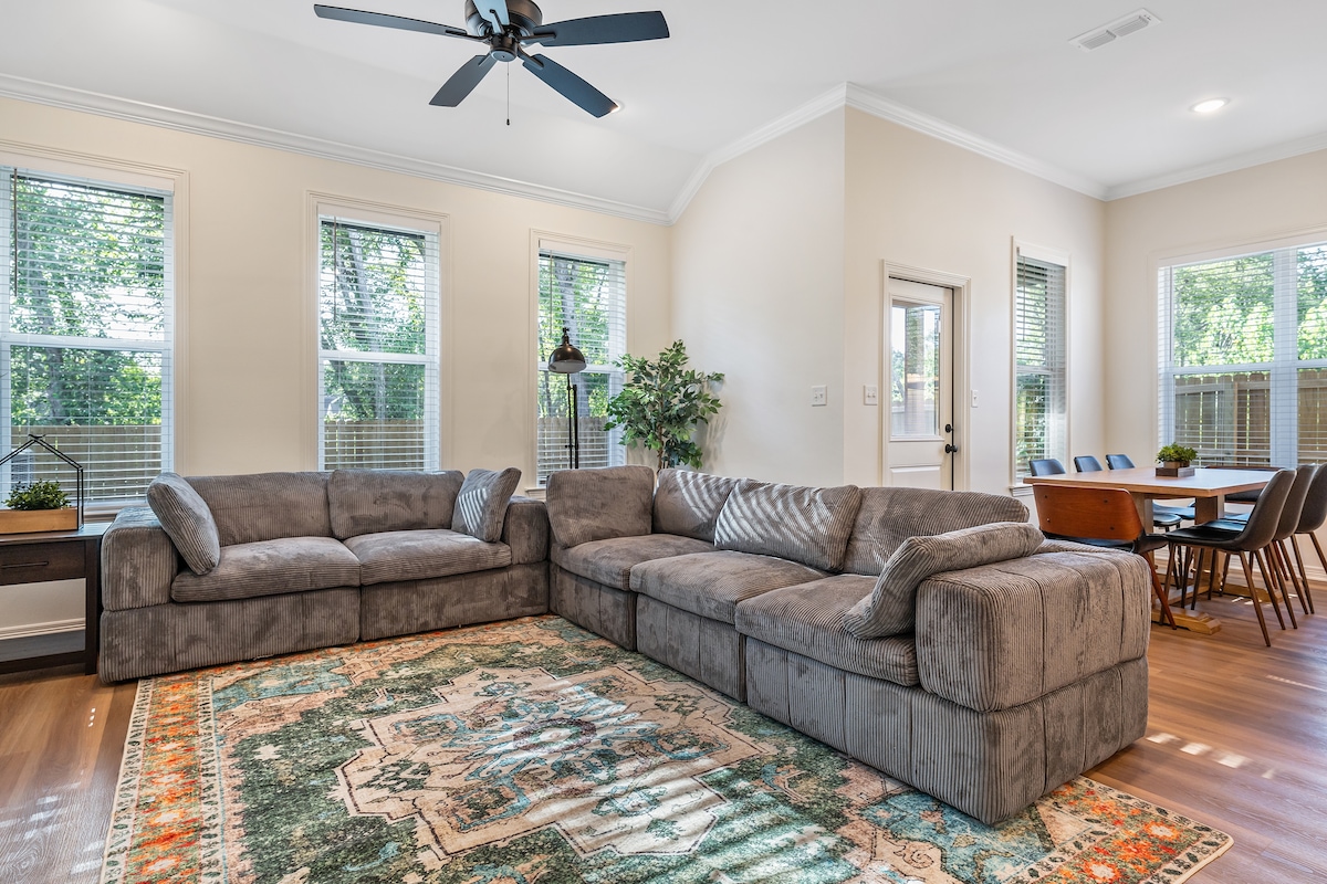 Top Airbnb: Royal Court Residence: sleeps 10 in Tyler
