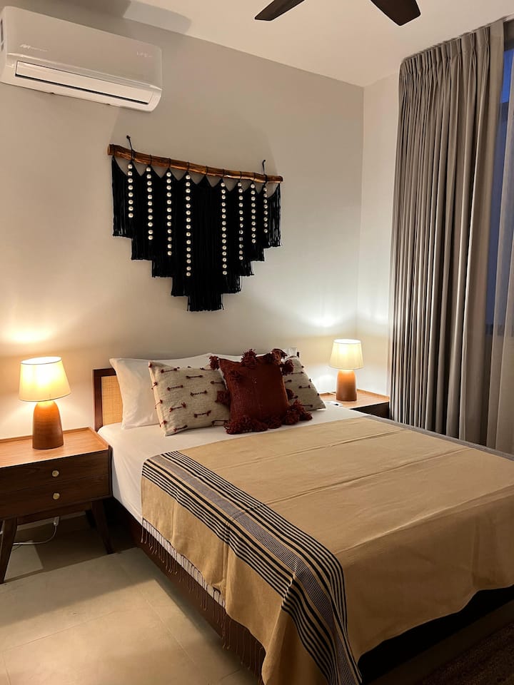 Chambre avec lit Queen, salle de bain entière attenante. Draps, serviettes, Wi-Fi, télévision connectée, couvertures, placard, cintres, coffre-fort, climatisation et ventilateur de plafond.