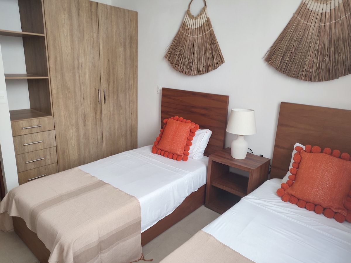غرفة نوم بسريرين مفردين. ملاءات سرير، واي فاي، بطانيات، خزانة، شماعات ملابس، مكيف هواء، مروحة سقف.