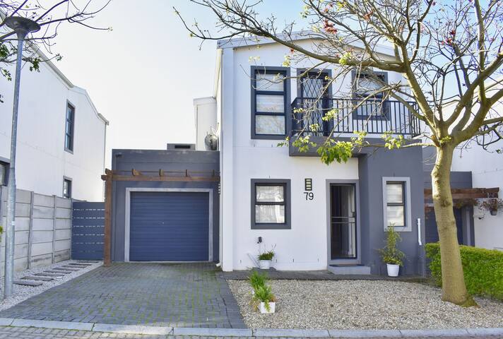 Spacious Townhouse gallery image 2