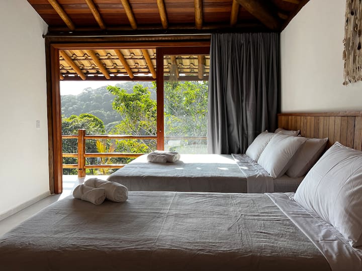 Priestranná klimatizovaná spálňa s apartmánom, 1 manželskou posteľou + 1 samostatnou posteľou, kompletnou súpravou posteľnej bielizne a vankúšmi navyše. (Všetky apartmány majú stropný ventilátor a zatemňovacie závesy).