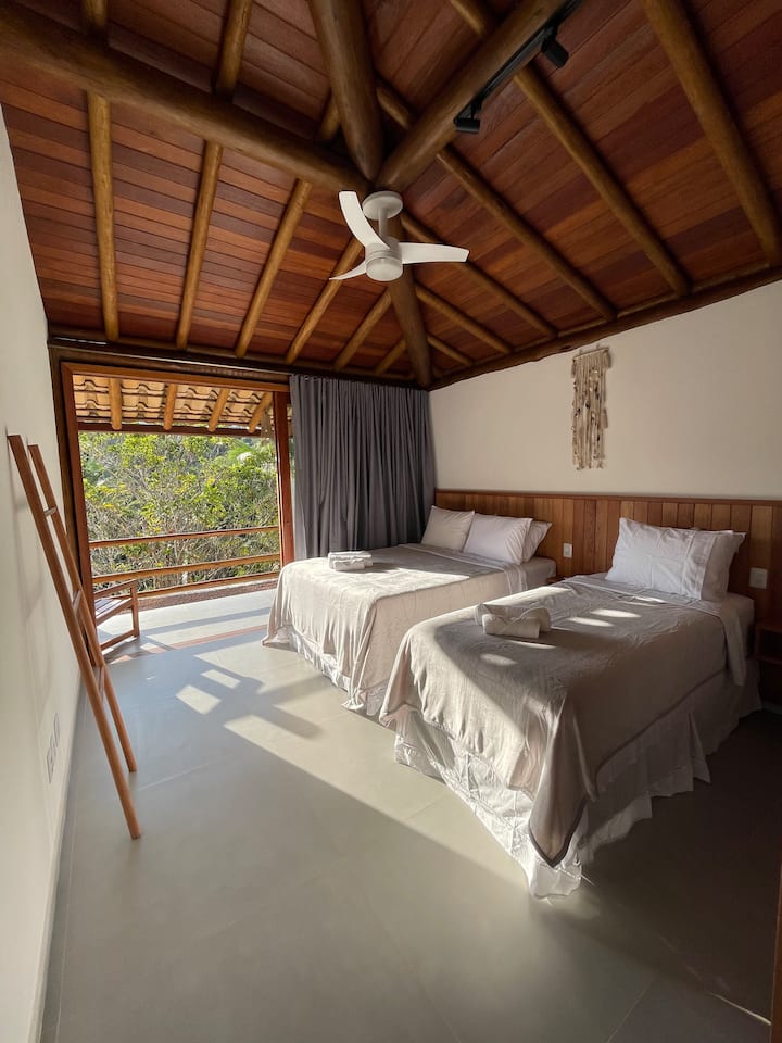 Priestranná klimatizovaná spálňa s apartmánom, 1 manželskou posteľou + 1 samostatnou posteľou, kompletnou posteľnou bielizňou a vankúšmi navyše. (Všetky izby majú stropný ventilátor) 