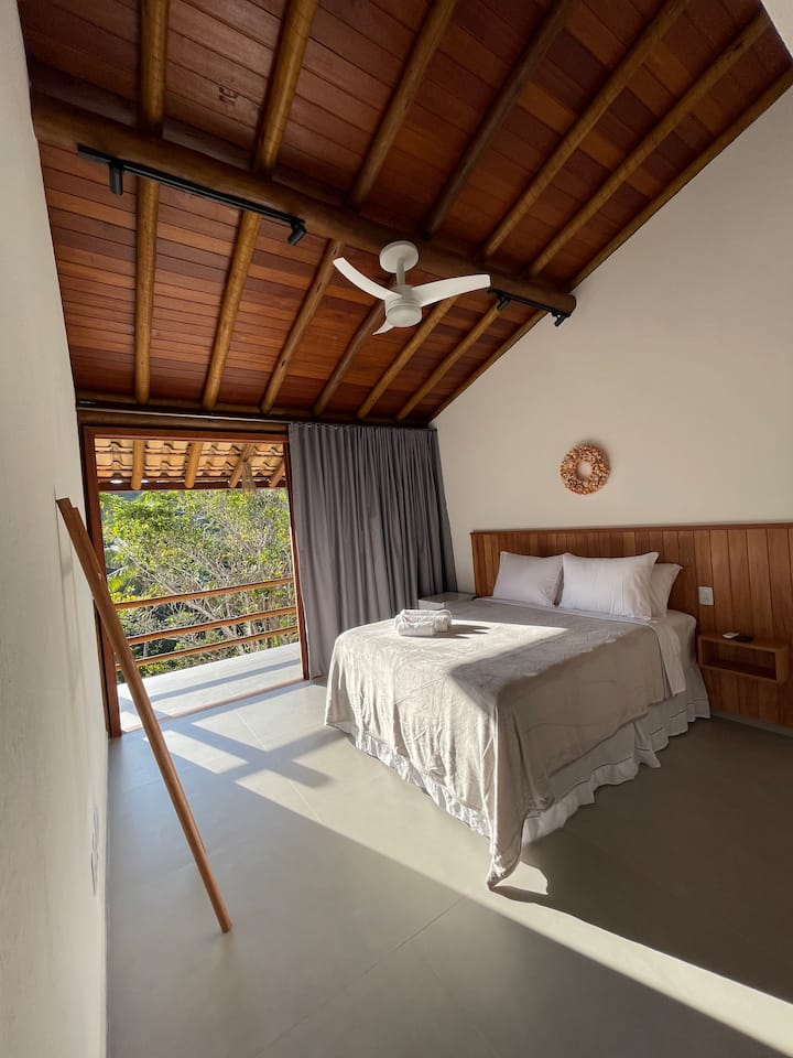 Priestranné apartmány s klimatizáciou, 1 manželskou posteľou, 1 podporným kreslom, kompletnou súpravou a vankúšmi navyše. 