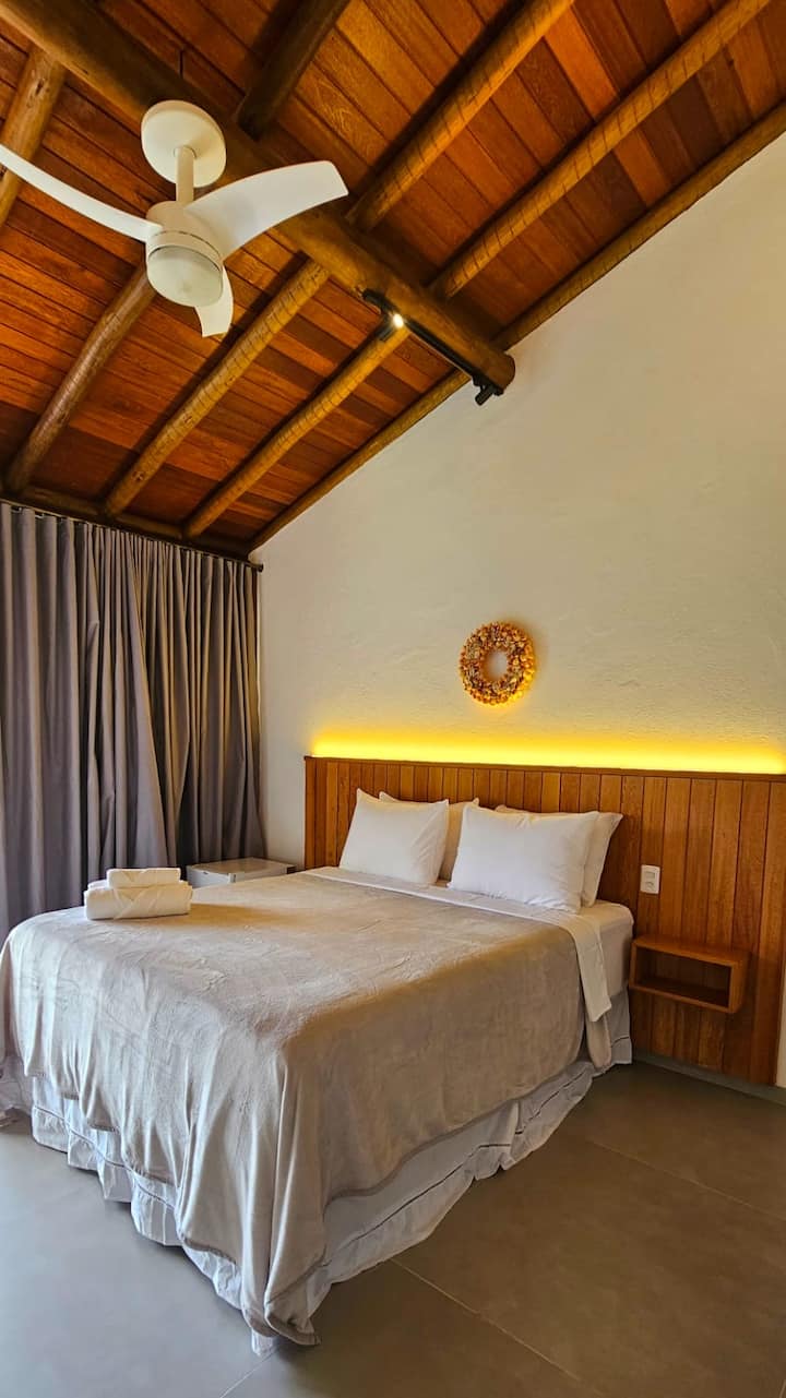 Suite na may air conditioning, queen-size bed, minibar, kumpletong gamit sa banyo at mga ekstrang unan.