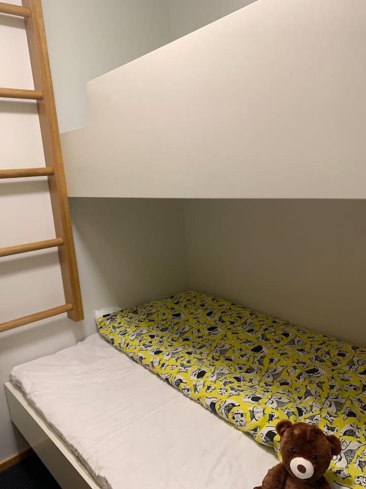 Krevet na kat 80 cm gornji krevet i donji krevet širine 120 cm.
