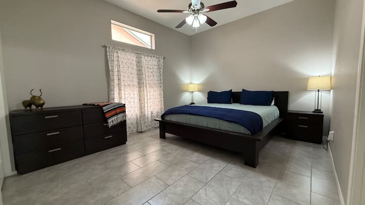 Dhoma e 2-të e gjumit tepër e madhe
Shëtitje në dollap dhe dollap tepër të madh 
Ventilator tavani
Shumë privatësi, si dhe ndriçim natyror 
Banja Jack dhe Jill (hyrja nga dhoma e gjumit dhe korridori) 