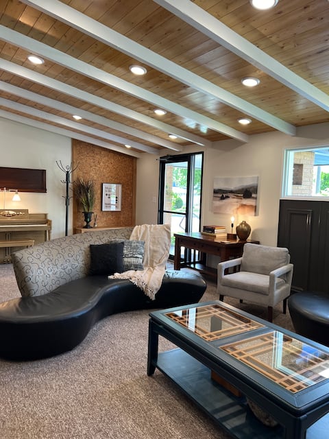 MY PLACE!  Luxury 2 Bed with piano!