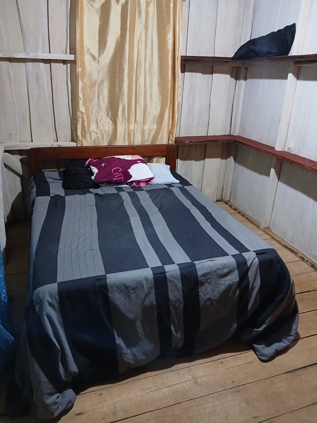 kjo dhomë është në pjesën kryesore të shtëpisë dhe kështu hyn në banjë