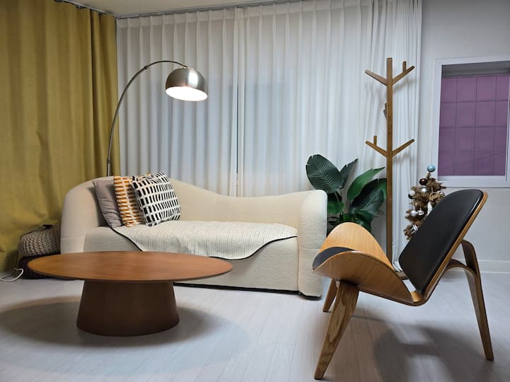 Ова е дневна соба која е подготвена за удобно одморување со еден кауч во дневната соба.
Се надеваме дека ќе можете поудобно да се одморите.