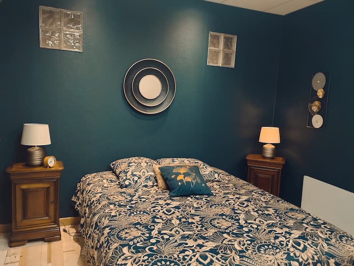 Chumba cha kulala kilicho na kitanda cha ukubwa wa kifalme, sinki na kitanda cha mwavuli.