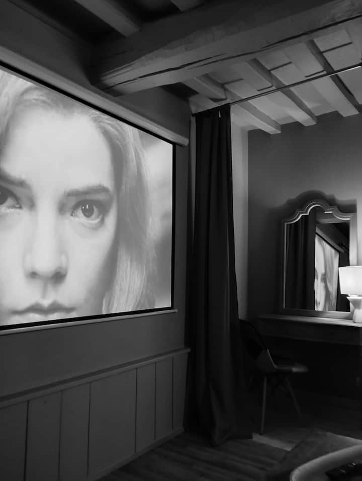 Chumba kilichotengwa kwa ajili ya kupumzika na ukumbi wa maonyesho wa nyumbani na baa yake ya sauti. 
